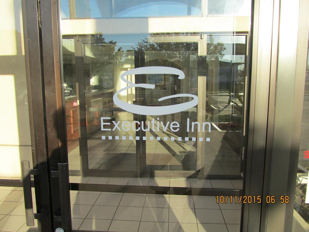 Executive Inn And Suites วิชิตาฟอลส์ ภายนอก รูปภาพ