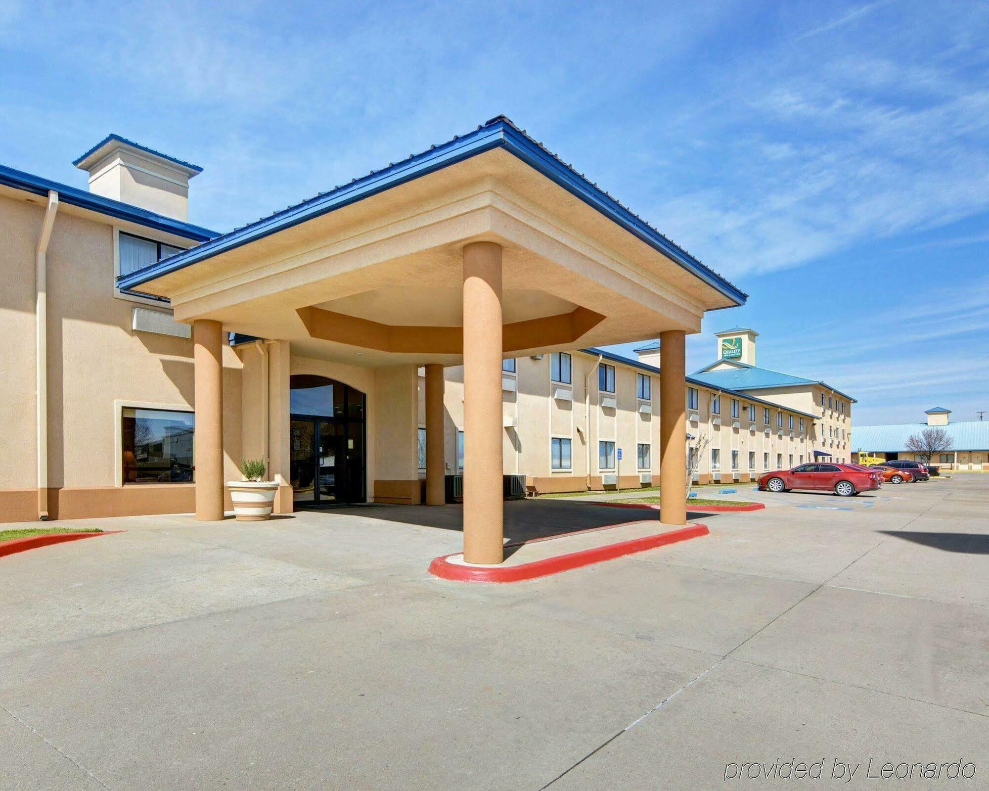 Executive Inn And Suites วิชิตาฟอลส์ ภายนอก รูปภาพ