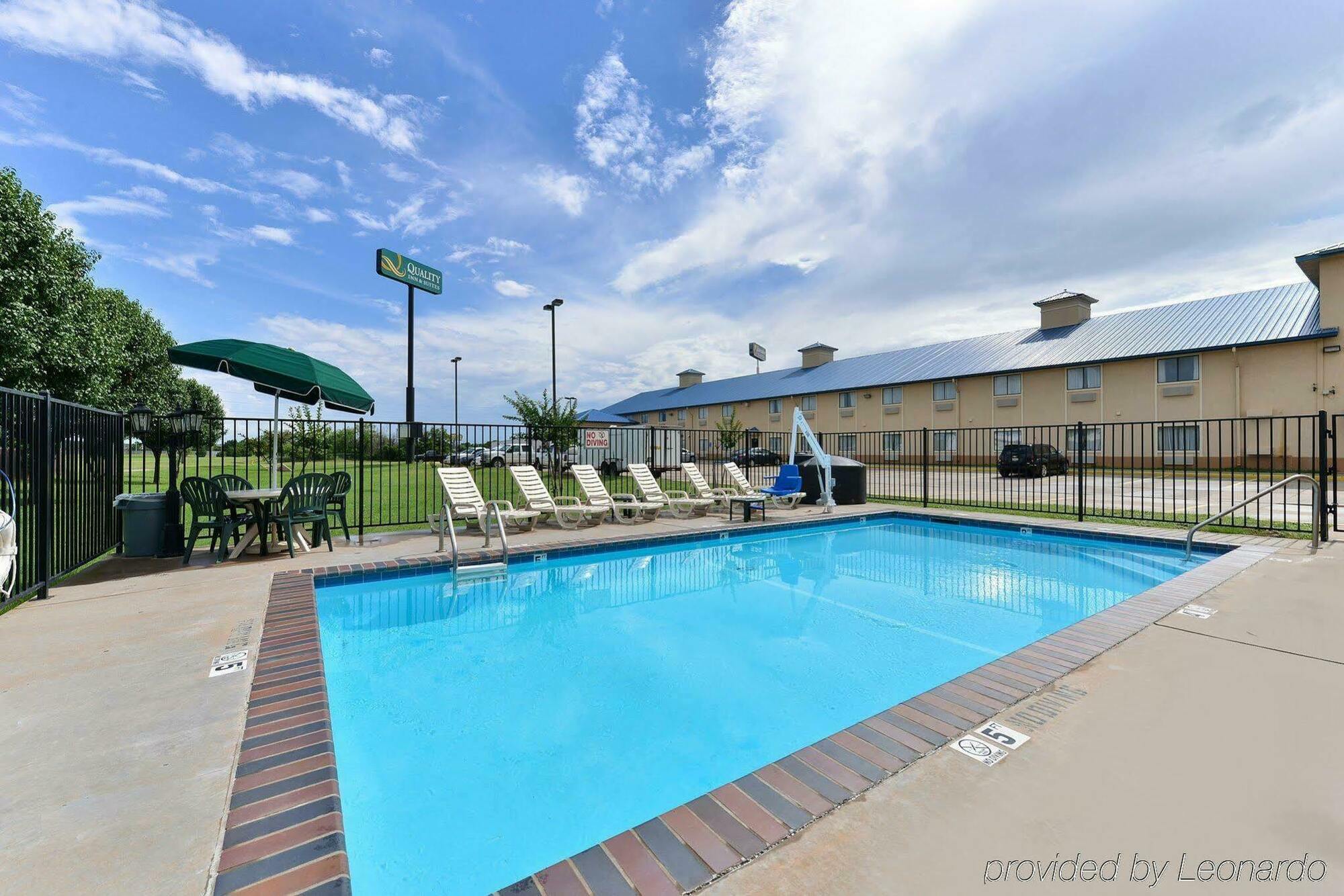 Executive Inn And Suites วิชิตาฟอลส์ ภายนอก รูปภาพ